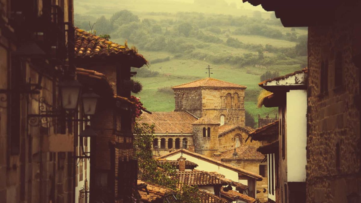 Viaja en autocaravana por Santillana del mar.